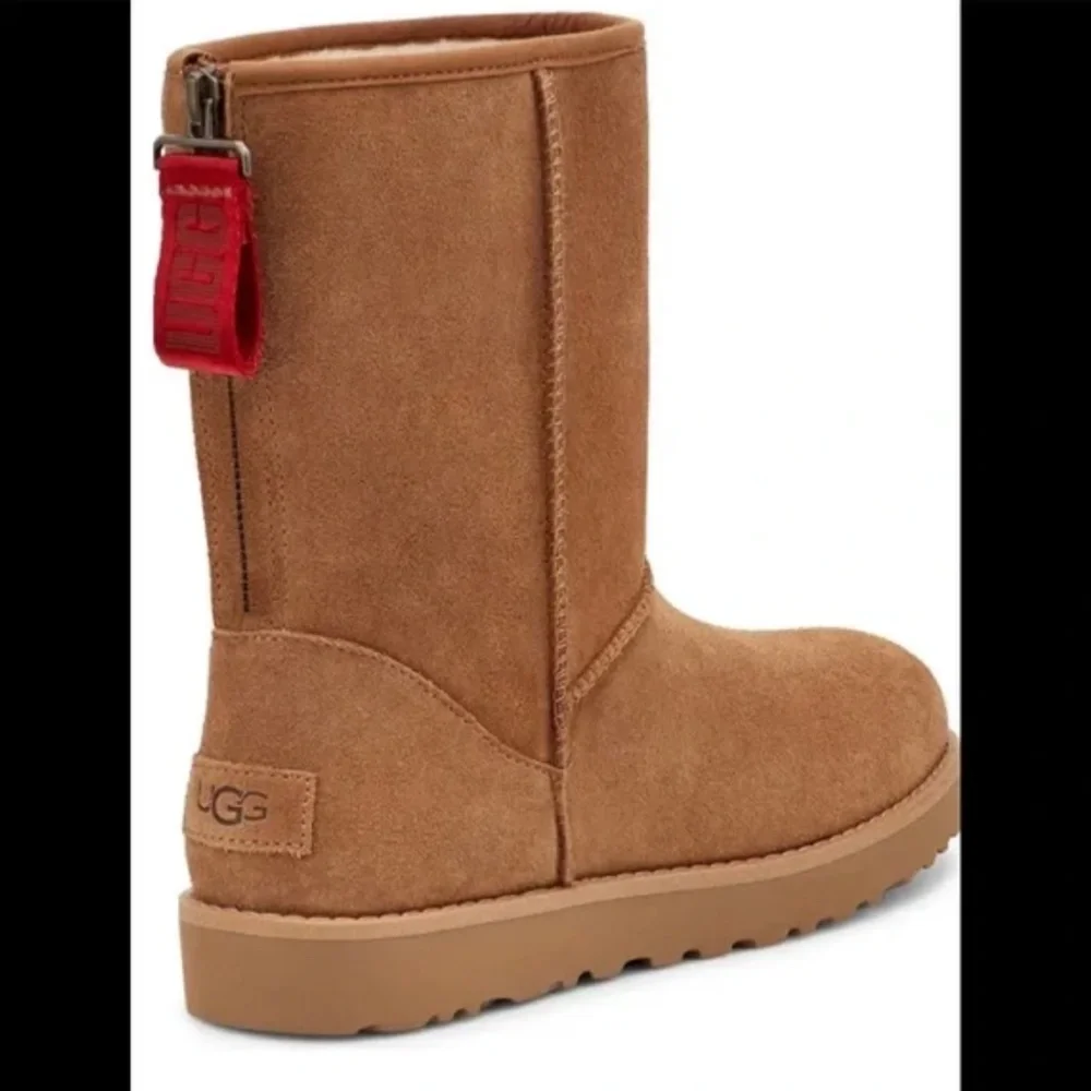 NIB $180 UGG Classic Short Logo Boot in Chestnut - size 7!